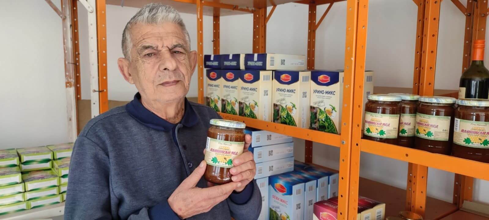 Науме Петковски со производите на Роза Канина